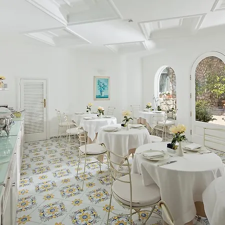 Canasta Hotel Capri