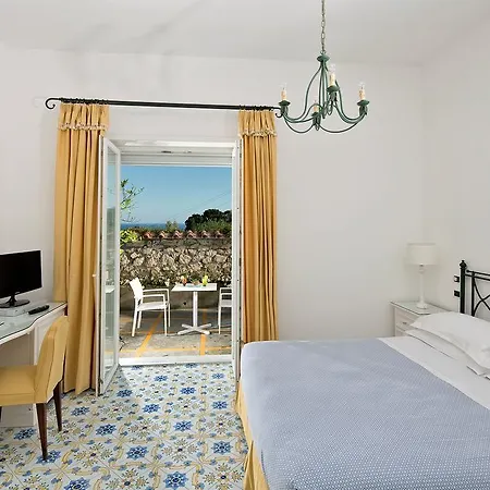 Canasta Hotel Capri