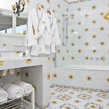 Canasta Hotel Capri