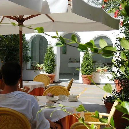 Hotel Canasta Capri