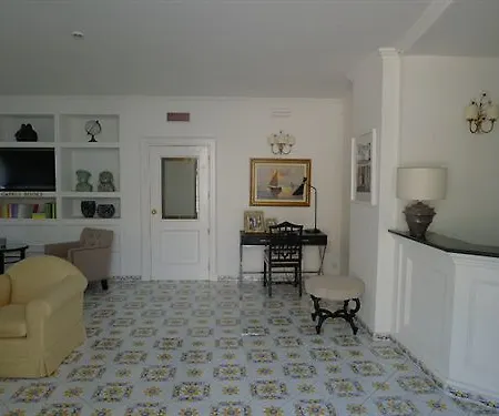 Canasta Hotel Capri